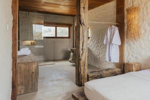 una camera da letto con un letto e un bagno con doccia di Villa Milos a Fernando de Noronha Altre 57 foto