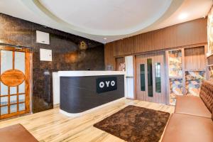 una gran pantalla en la sala de estar con sofá en Hotel O GALAXY, en Jagatpur
