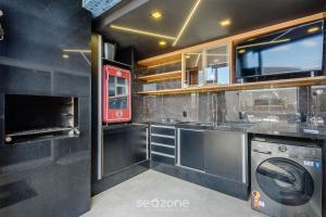 Køkken eller tekøkken på Apto c/ Churrasqueira e Jacuzzi CCG1403