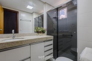 Et badeværelse på Apto c/ Churrasqueira e Jacuzzi CCG1403 + 21 billeder