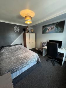 Кровать или кровати в номере room near Luton center +11 фотографий
