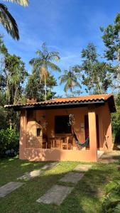 una piccola casa con un'amaca di fronte di Chalés Bela Vista a Parati