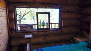 een kamer met een raam in een blokhut bij Blue River Inn. Com in Tishomingo
