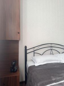 Una cama o camas en una habitación de Charming Private Stay in Old Tbilisi