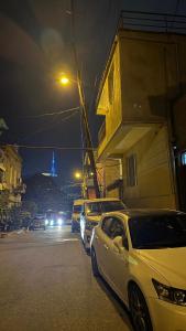 El barrio en el que está el departamento o un barrio cercano