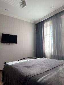 Una televisión o centro de entretenimiento en Charming Private Stay in Old Tbilisi