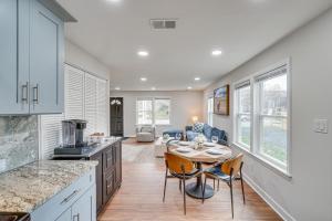 Kuchyň nebo kuchyňský kout v ubytování Walk to Leesburg Historic District Family Retreat