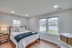 Postel nebo postele na pokoji v ubytování Walk to Leesburg Historic District Family Retreat