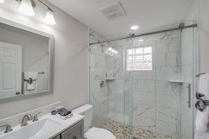 Koupelna v ubytování Walk to Leesburg Historic District Family Retreat