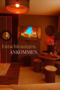 ein Wohnzimmer mit Kamin und Fernseher in der Unterkunft SMART Home mitten im Wald in Neustadt am Rübenberge