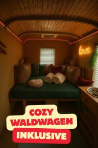 Ein Zimmer mit einer Couch in einer Küche mit einem Schild, auf dem „Cocowicked“ steht. in der Unterkunft SMART Home mitten im Wald in Neustadt am Rübenberge