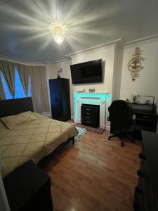 Телевизор и/или развлекательный центр в room near Luton center