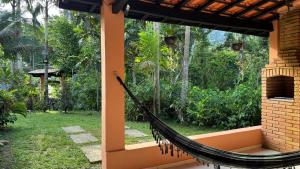 un'amaca fuori da una casa con giardino di Chalés Bela Vista a Parati Altre 60 foto