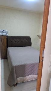 Una cama o camas en una habitación de KIT 01 TERREO 5 PESSOAS LEo