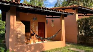 una casa con un'amaca di fronte di Chalés Bela Vista a Parati