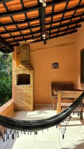 un patio con un forno in mattoni, un tavolo e una panca di Chalés Bela Vista a Parati
