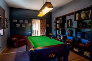 Una mesa de billar en Riad Al Mendili Private Resort & Spa