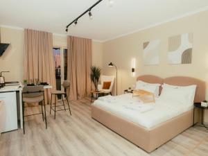 En eller flere senge i et værelse på Luxury Apartment with Hot Tub - THE NEST