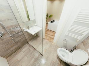 Et badeværelse på Luxury Apartment with Hot Tub - THE NEST + 15 billeder