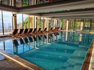 La alberca dentro o cerca de Milmari L29