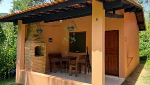 un patio di una casa con tavolo e sedie di Chalés Bela Vista a Parati