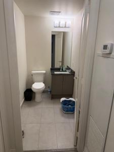 Ванная комната в 1 Room in a Modern City Condo