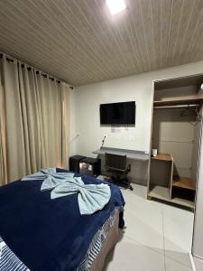 Μια τηλεόραση ή/και κέντρο ψυχαγωγίας στο Suítes Vivence Hotel Hostel