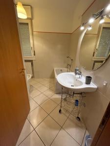 Il Centro Apartments 3 في سالسوماجّوري تيرمي: حمام مع حوض و مرآة و حوض استحمام +6 صور