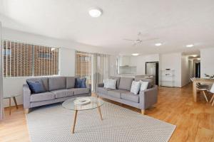 Kymberley - Beachfront Escape at Kingscliff في كينغسكليف: غرفة معيشة مع أريكتين وطاولة