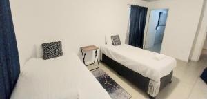 En eller flere senge i et værelse på Effortless Premium Homestay - Cambridge