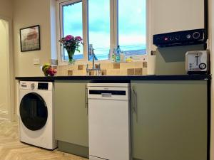 The Lily•Central Beeston•Private Apartment•SmartTV•Free Wi-Fi•Tram• في نوتينغهام: مطبخ مع غسالة ومغسلة +18 صورة