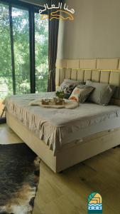 un grand lit dans une chambre avec une grande fenêtre dans l'établissement Cabana Pé da Serra, à São Vendelino