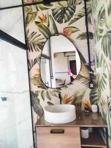 une salle de bain avec un miroir et un lavabo dans l'établissement Cabana Pé da Serra, à São Vendelino