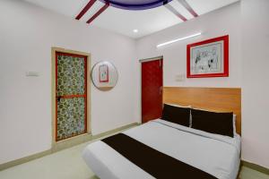 Un dormitorio con una cama y una ventana en Hotel O De Alphabet Home Stays@NTPC, en Rāmgundam