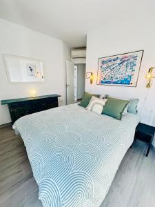 En eller flere senge i et værelse på Luxury Apartment with Private Rooftop & Jacuzzi + 57 billeder