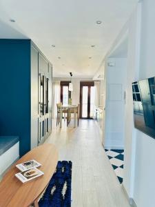 Køkken eller tekøkken på Luxury Apartment with Private Rooftop & Jacuzzi