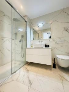 Et badeværelse på Luxury Apartment with Private Rooftop & Jacuzzi