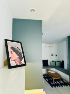 Et tv og/eller underholdning på Luxury Apartment with Private Rooftop & Jacuzzi