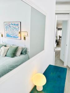 En eller flere senge i et værelse på Luxury Apartment with Private Rooftop & Jacuzzi