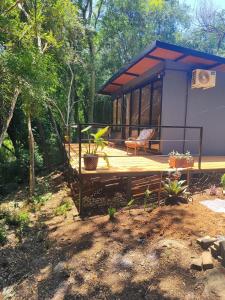 une petite cabine avec une terrasse dans les bois dans l'établissement Cabana Pé da Serra, à São Vendelino 47 autres photos