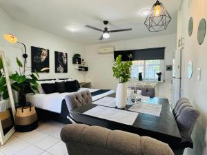 Et opholdsområde på Polly's Home Aralias Boutique GuestHouse & PrivateSuites