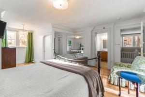 Downtown Gem 2BR Tub Parking في سانت جون: غرفة نوم مع سرير وحمام