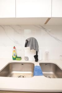 Waterfall Munyaka Estate في ميدراند: طاولة مطبخ مع حوض مع منشفة +17 صورة