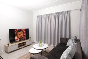 Waterfall Munyaka Estate في ميدراند: غرفة معيشة مع أريكة وتلفزيون