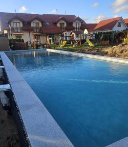 Hồ bơi trong/gần Villa Marcus