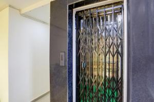 een deur met een glas-in-loodraam in een hal bij Hotel O Shad Residency in Patna