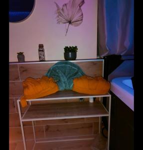 un letto a castello con asciugamani su uno scaffale di Le relax & vous a La Louvière