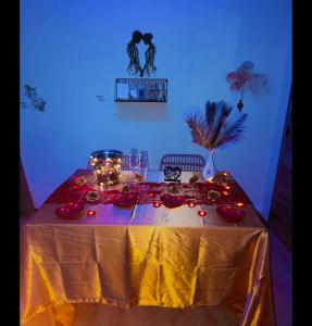 un tavolo con una tovaglia gialla e delle luci sopra di Le relax & vous a La Louvière