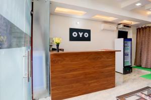 Aiya salon met een receptiebalie in een kamer. bij Hotel O Shad Residency in Patna