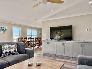 TV a/nebo společenská místnost v ubytování Steppin on the Beach